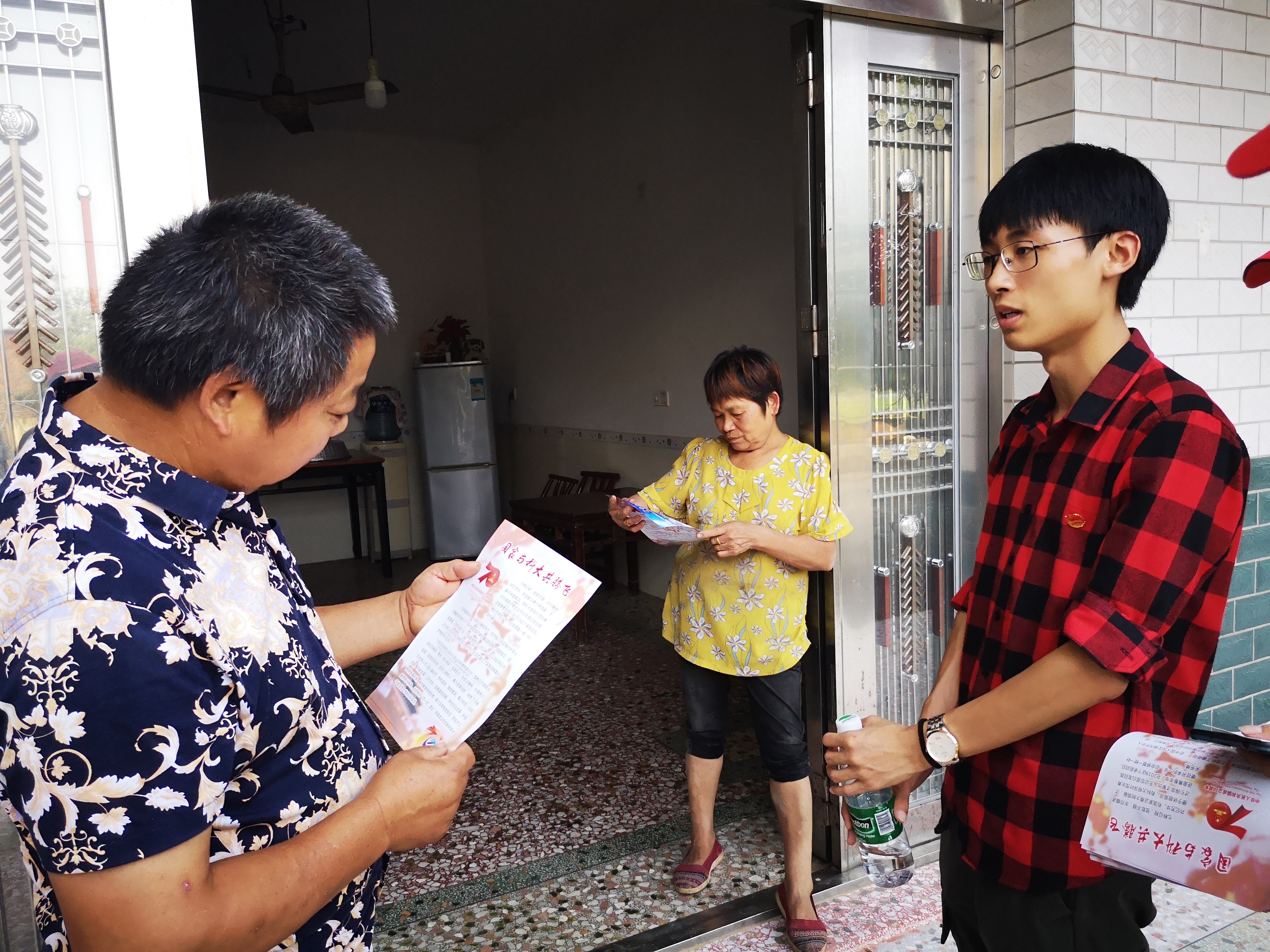 53ef315277dc49b1b536fec4bc4f056f.jpg 向村民分发宣传单(1).jpg